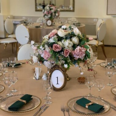 flori pastel pe cupa aurie